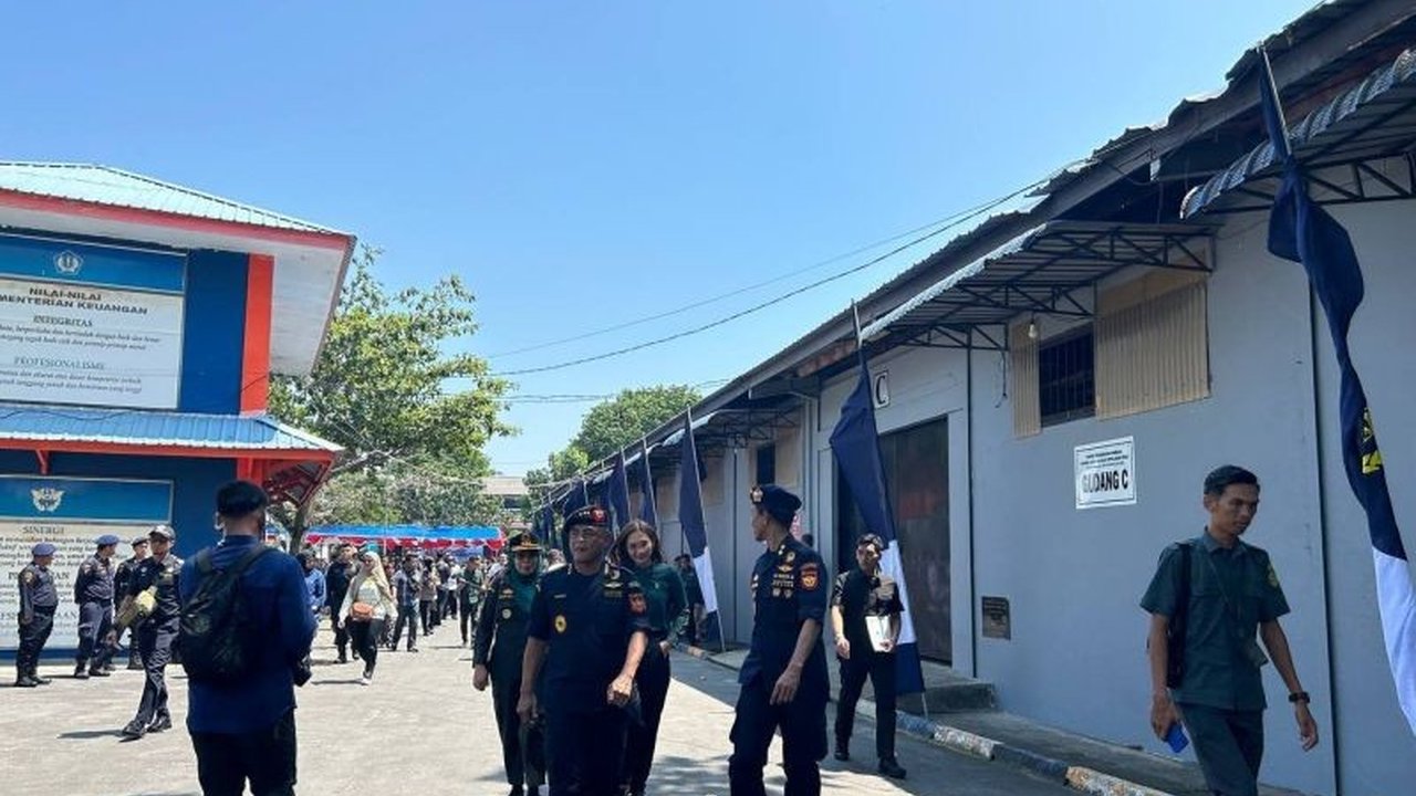 Bea Cukai Berantas Penyelundupan semakin gencar! Dirjen Bea Cukai bentuk Satgas baru dan umumkan hasil operasi Jaring Sriwijaya yang fantastis. Bagaimana strateginya?