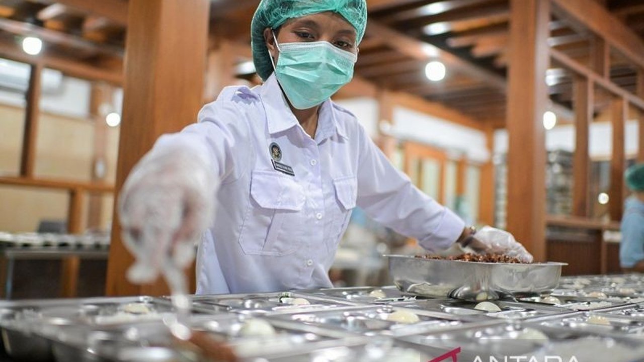 Badan Gizi Nasional (BGN) menargetkan Program Makan Bergizi Gratis (MBG) memberdayakan minimal 30% masyarakat prasejahtera, sekaligus menyerap ribuan tenaga kerja lokal.