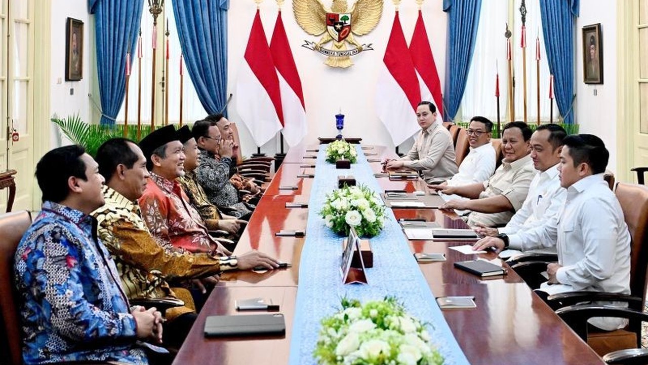 Presiden Prabowo Subianto dan pimpinan PKS bahas peningkatan peran Indonesia di OKI serta isu Palestina, demokrasi, dan Pasal 33 UUD 1945 dalam pertemuan strategis.