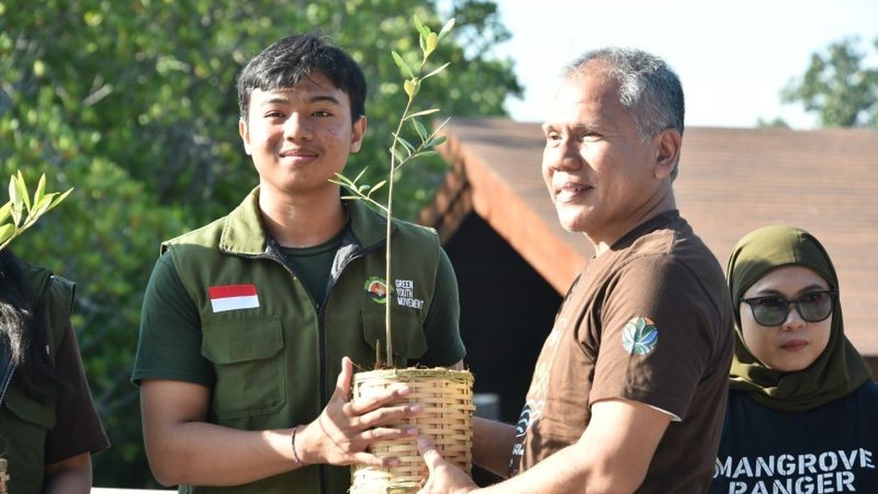Kementerian Lingkungan Hidup (KLH) menekankan pentingnya gerakan kolektif untuk menyelamatkan ekosistem mangrove Indonesia yang luas dan berperan vital dalam mitigasi perubahan iklim serta kesejahteraan masyarakat pesisir.