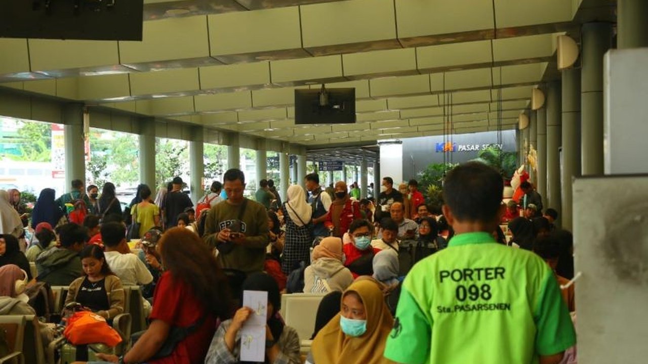 PT KAI Daop 1 Jakarta kembali menegaskan larangan merokok di kereta api dan area stasiun, dengan sanksi tegas berupa penurunan penumpang tanpa pengembalian tiket. Pahami aturan ini untuk perjalanan aman dan nyaman.