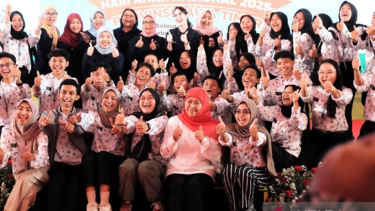 Gubernur Khofifah Indar Parawansa mengajak seluruh lapisan masyarakat di Jawa Timur menciptakan suasana kondusif bagi anak-anak demi optimalisasi perlindungan anak.