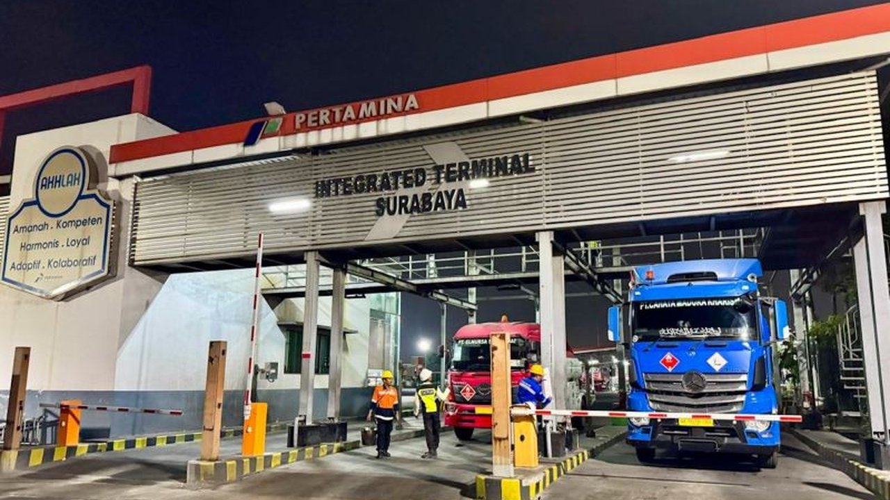 Pertamina Tambah Kendaraan Tangki hingga 86 unit bantu distribusi BBM di Jember-Bondowoso. Penutupan jalur Gumitir jadi penyebab utama, simak upaya Pertamina!