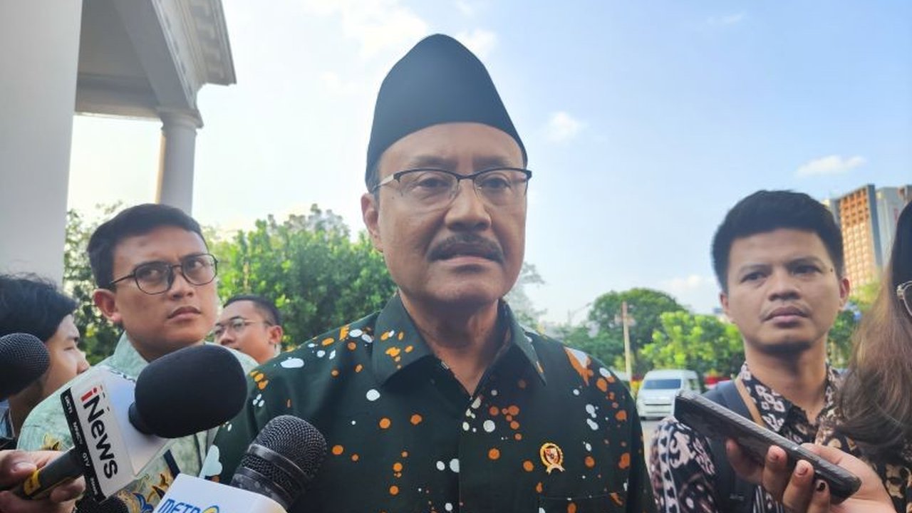 Menteri Sosial Saifullah Yusuf melaporkan perkembangan program Sekolah Rakyat yang telah menjangkau ribuan siswa, serta upaya perbaikan distribusi bansos kepada Presiden Prabowo Subianto.
