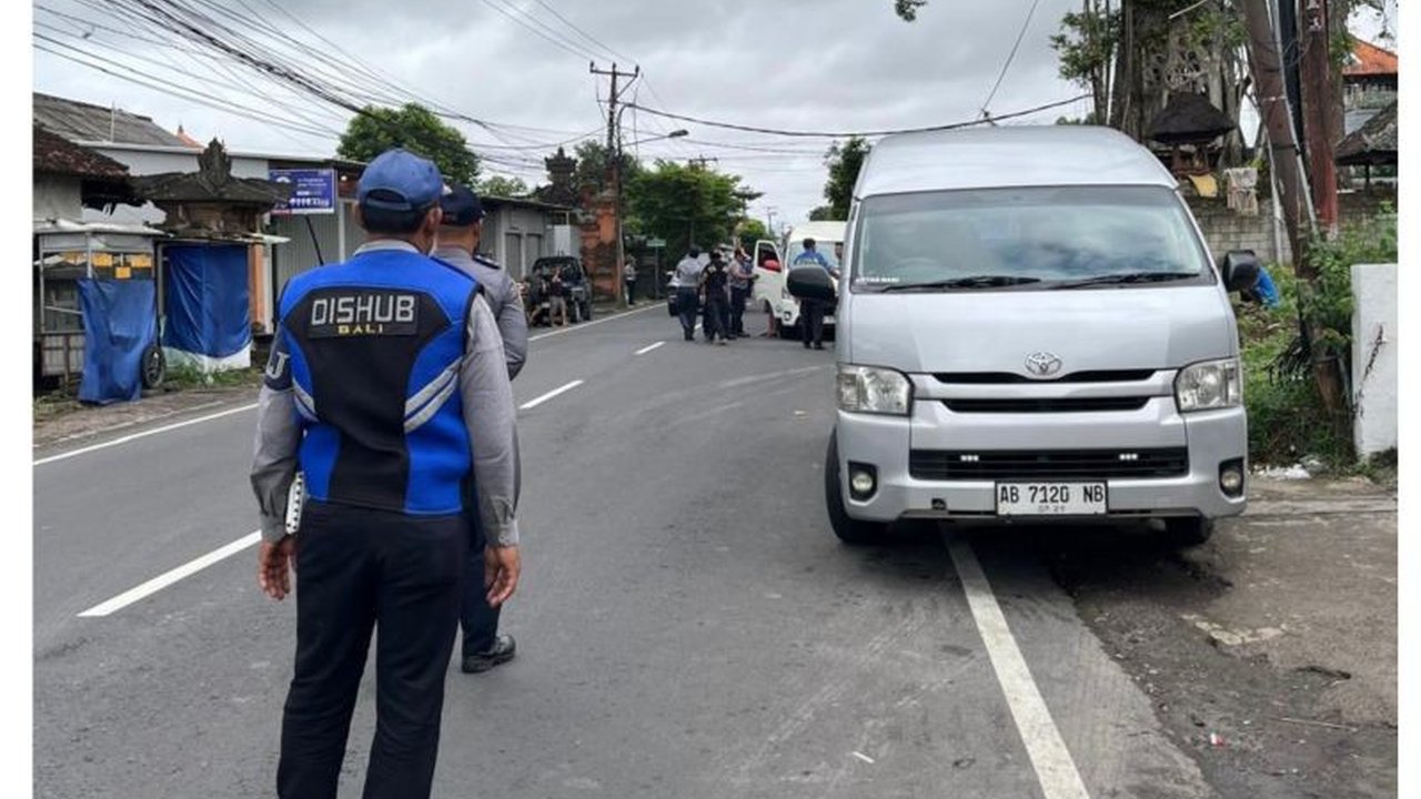Dinas Perhubungan Bali mulai gencarkan razia angkutan pariwisata Bali di Badung, menindak puluhan pelanggar. Apa saja modus pelanggarannya dan bagaimana dampaknya bagi wisatawan?