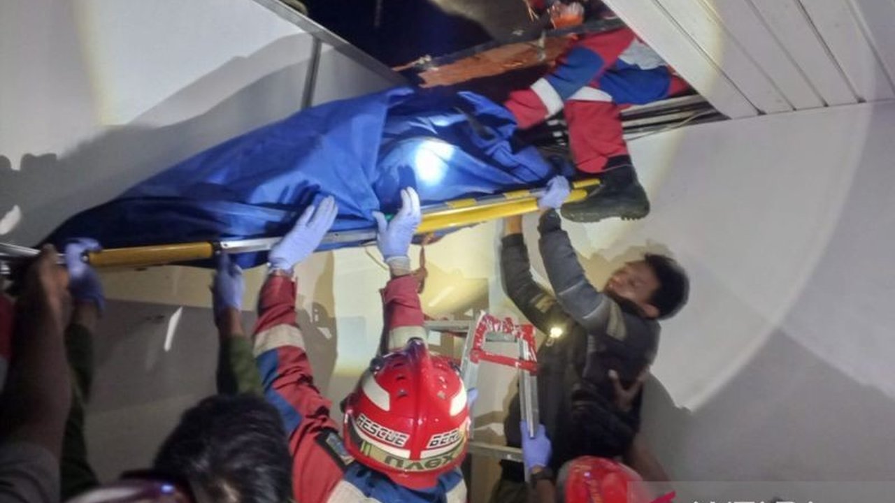 Mayat di plafon pabrik obat di Pulogadung, Jaktim, ditemukan membusuk. Petugas menduga korban tewas tersetrum listrik.