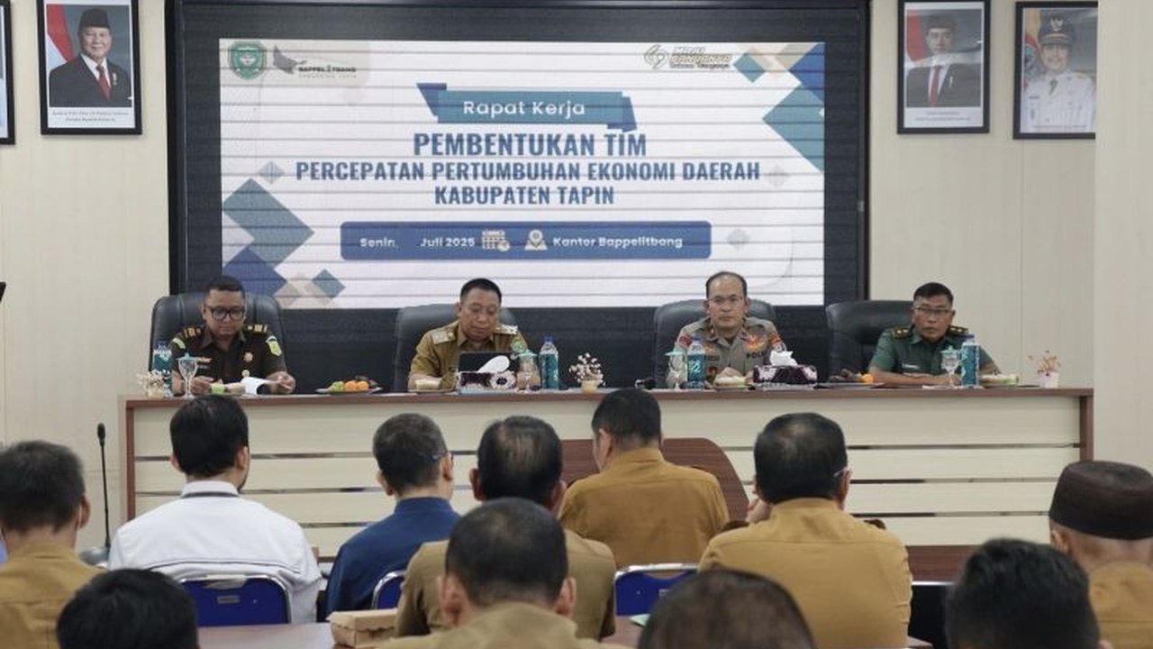 Pemerintah Kabupaten Tapin membentuk tim khusus untuk percepatan ekonomi Tapin, berfokus pada sembilan strategi demi mencapai target pertumbuhan ekonomi nasional 8%.