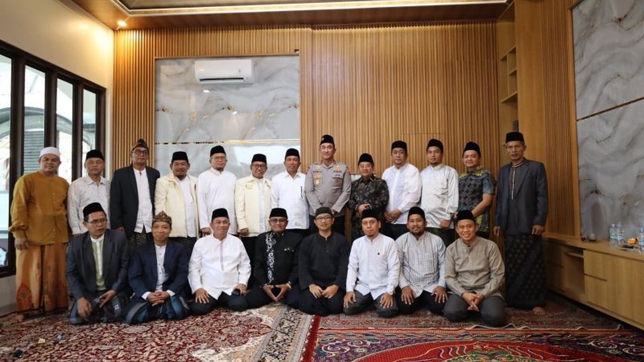 Kapolda Banten Irjen Pol Suyudi Ario Seto mengajak ulama dan pesantren bersinergi menjaga moral bangsa. Simak peran strategis mereka dalam membentuk generasi tangguh!