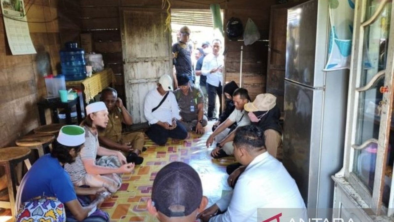 Badan Kesbangpol Tapin mengambil tindakan tegas mencopot paksa atribut organisasi terlarang Khilafatul Muslimin setelah peringatan diabaikan. Mengapa organisasi ini berbahaya?