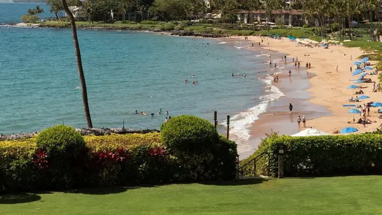 Pemandangan tepi pantai di salah satu resor di Maui, Hawaii. (dok. Instagram @fsmaui/https://www.instagram.com/p/DHR9giTs9cQ/?hl=en/Dinny Mutiah)