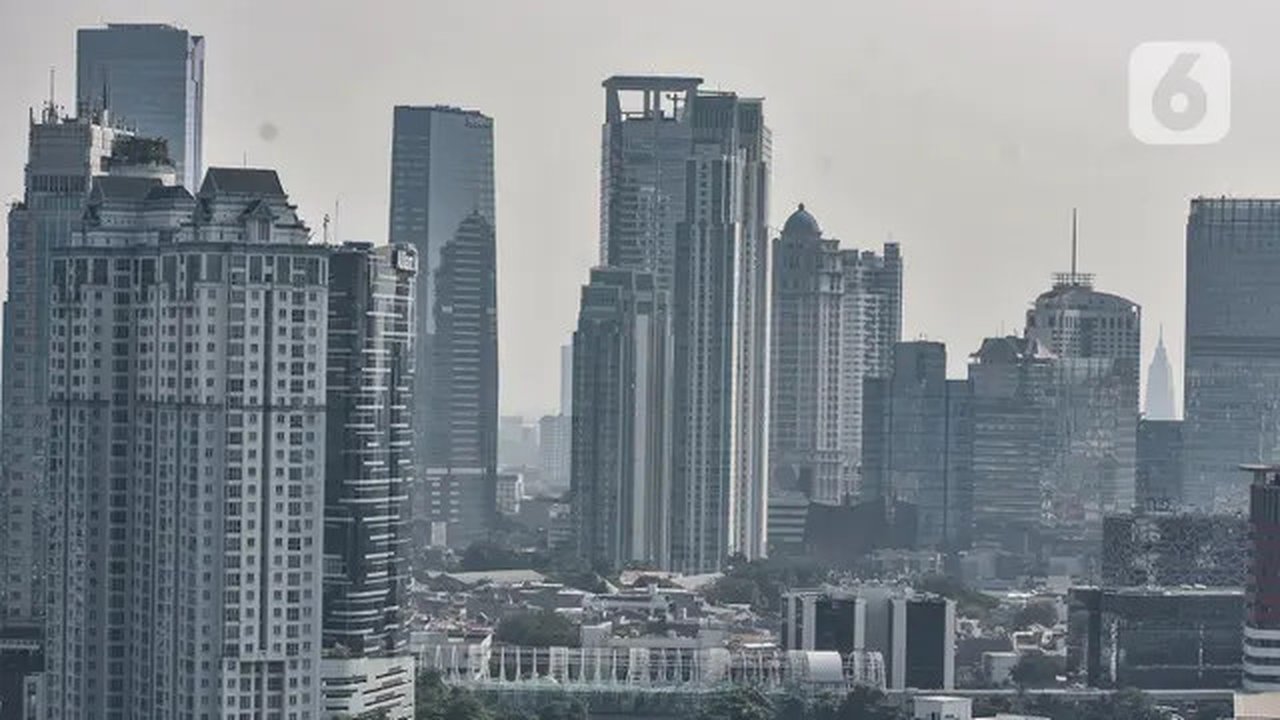 Deretan gedung perkantoran di Jakarta, Senin (27/7/2020). Menteri Keuangan Sri Mulyani mengatakan pertumbuhan ekonomi di DKI Jakarta mengalami penurunan sekitar 5,6 persen akibat wabah Covid-