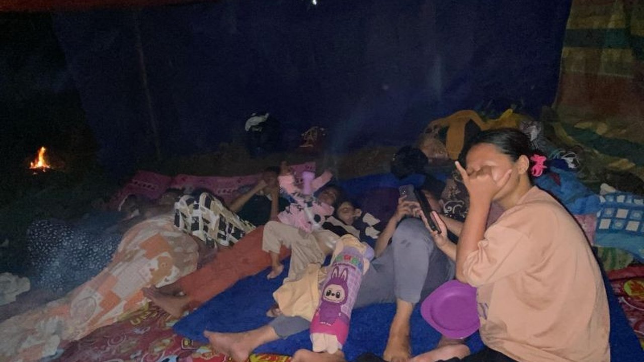 Ratusan warga Batudaa Pantai, Gorontalo, memilih mengungsi ke perbukitan sebagai langkah antisipasi potensi tsunami setelah gempa besar di Rusia, membuat BMKG masih berlakukan peringatan dini.