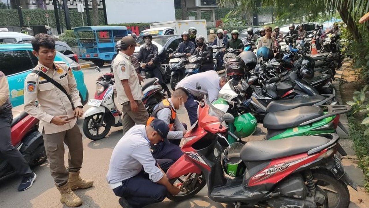 Seorang juru parkir liar di Tanah Abang berinisial MR ditangkap polisi setelah videonya viral meminta Rp100.000, kini menjalani pemeriksaan intensif.