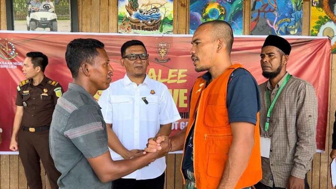 Kejaksaan Negeri Bireuen berhasil menyelesaikan kasus penganiayaan melalui pendekatan Keadilan Restoratif, sebuah terobosan hukum yang menarik perhatian publik. Simak detailnya!