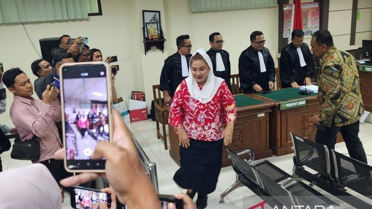 Mantan Wali Kota Semarang Hevearita G Rahayu dituntut 6 tahun penjara oleh KPK atas kasus korupsi. Simak detail tuntutan dan fakta persidangan yang mengejutkan!