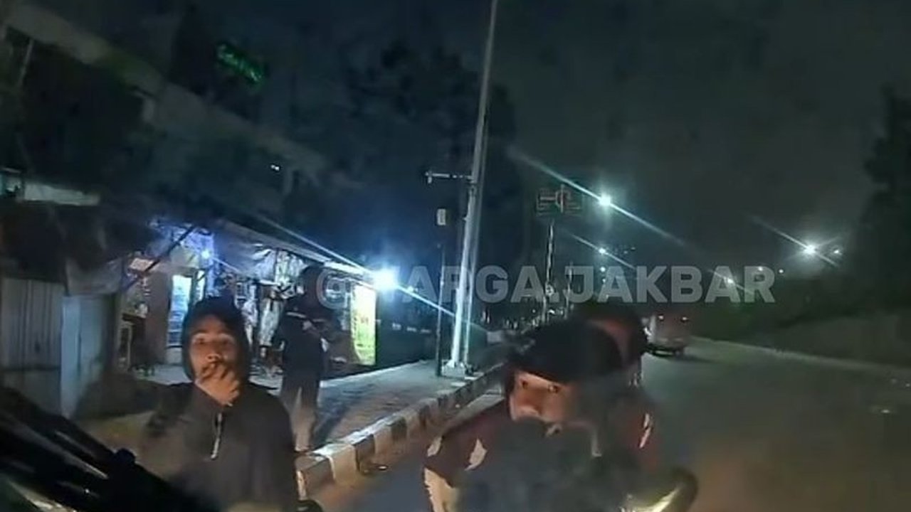 Aksi premanisme bersenjata tajam kembali meresahkan warga Cengkareng, Jakarta Barat, setelah lima pelaku memalak sopir dengan kerambit. Polisi sedang selidiki.