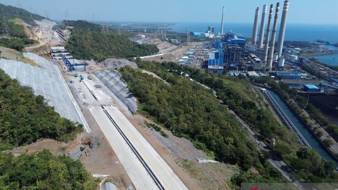 PT Wijaya Karya (WIKA) mencatat penurunan signifikan pada kontrak baru WIKA di semester I 2025. Namun, perseroan berhasil menekan utang hingga triliunan rupiah. Bagaimana strategi WIKA?