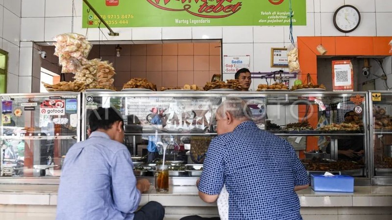 Komunitas Warung Tegal Nusantara (Kowantara) mendesak Pemprov DKI Jakarta untuk memperhatikan nasib pedagang warteg yang terpuruk pasca-pandemi COVID-19 dan ancaman Ranperda KTR. Simak selengkapnya!