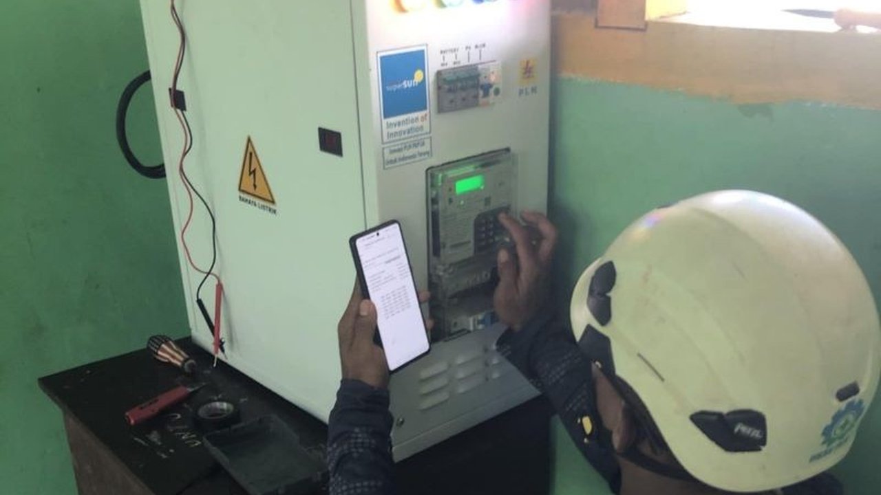 PLN UP3 Ternate berkomitmen penuh mendukung digitalisasi sekolah 3T melalui program SuperSUN, memastikan akses listrik 24 jam untuk pendidikan di daerah terpencil.