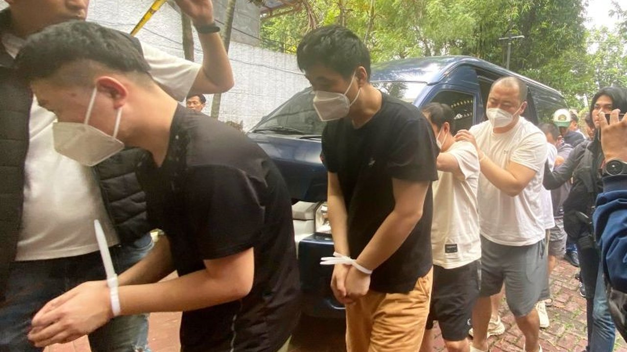 Penyamaran WNA asal China sebagai polisi Wuhan di Jakarta terbongkar setelah kecurigaan warga akibat tak membayar iuran keamanan. Bagaimana modus operandi mereka?