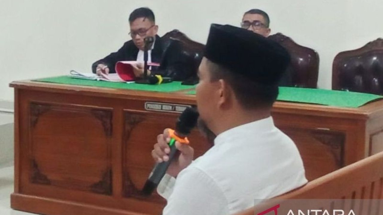 Seorang terdakwa sindikat uang palsu di Gowa dituntut enam tahun penjara. Keahliannya menanam pita pada uang palsu membuatnya nyaris tak terbedakan dari aslinya. Siapa dalang di balik jaringan ini?
