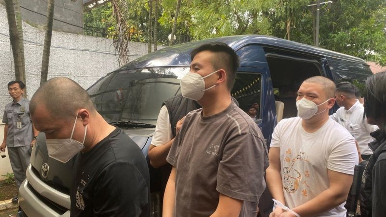 Kasus penipuan daring yang melibatkan 11 WNA menyamar polisi Wuhan di Jakarta Selatan sulit diungkap karena para pelaku tidak kooperatif, menghambat penyelidikan.