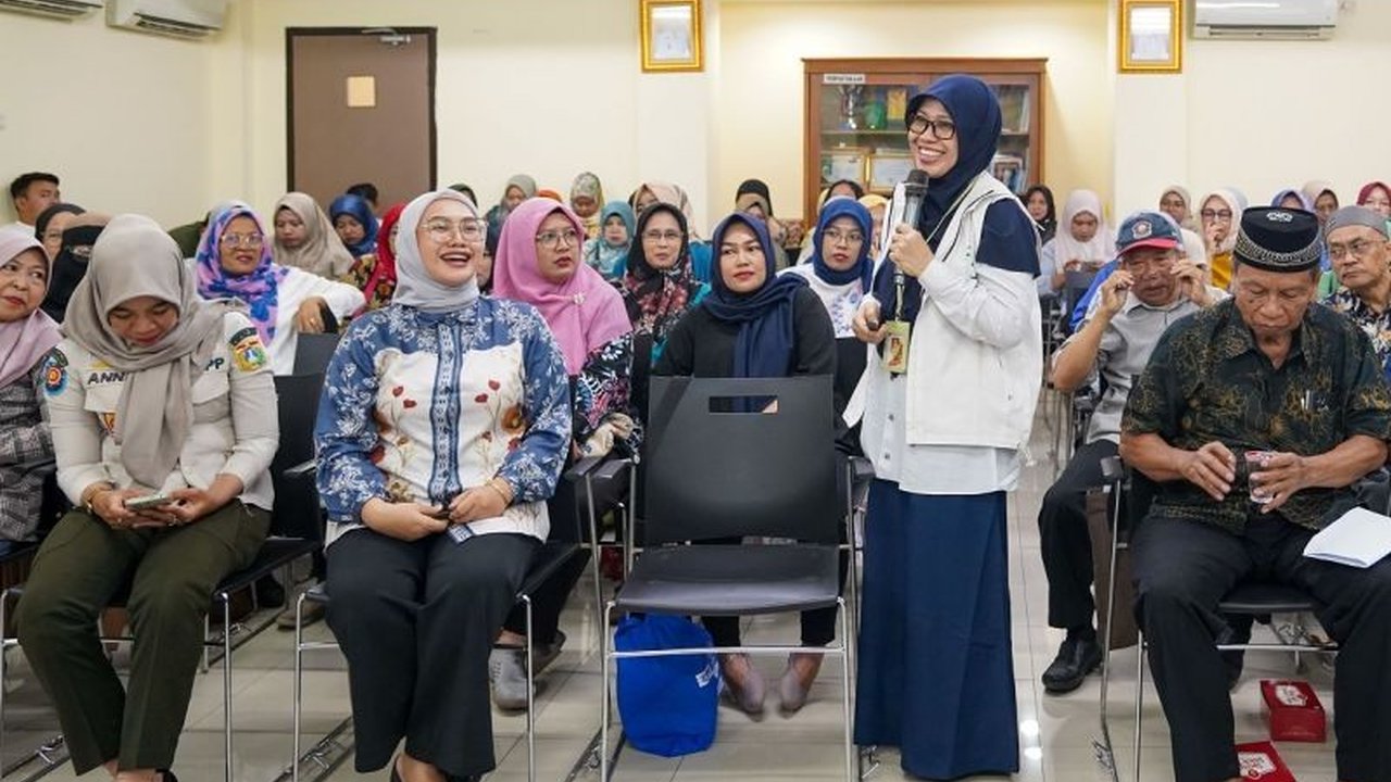 Masyarakat diimbau lebih kritis memilih depot air minum isi ulang. Pastikan legalitas dan higienitasnya demi menjamin kualitas air minum yang aman dan sehat. Apa saja yang perlu diperhatikan?