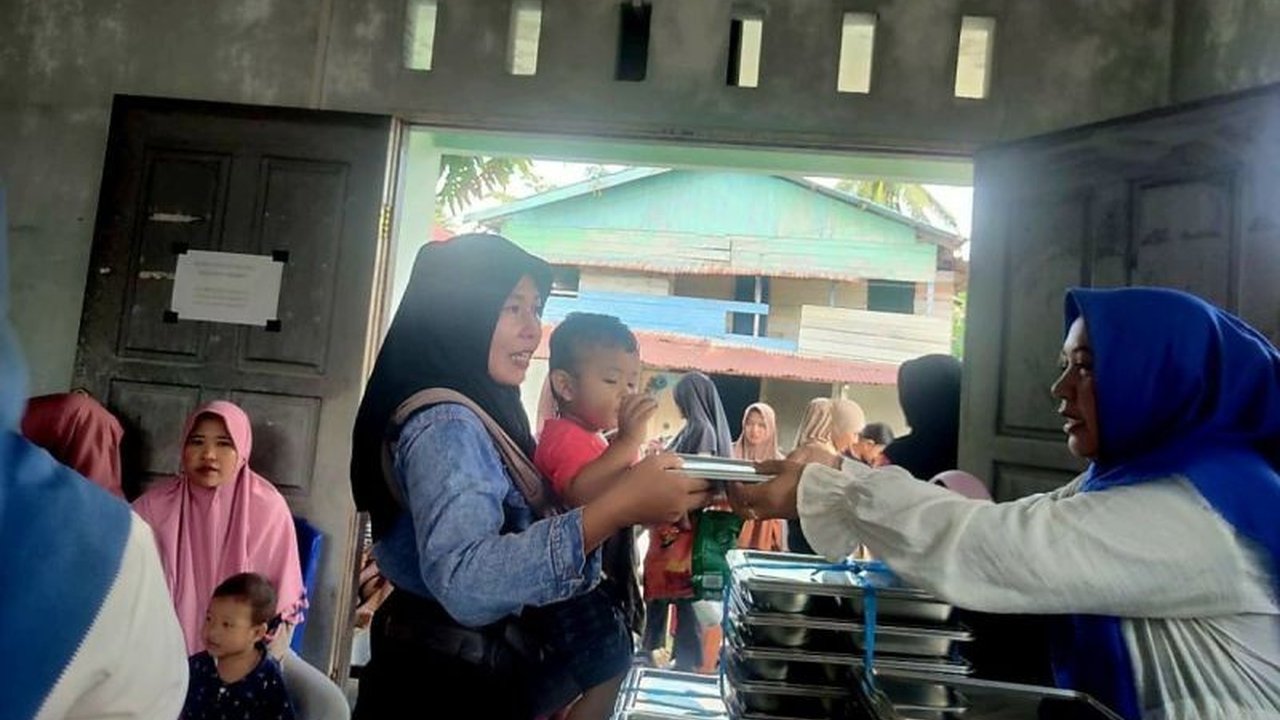 SPPG Batu Hitam Natuna memperluas program Makan Bergizi Gratis, kini menjangkau ibu hamil, menyusui, dan balita. Bagaimana program ini memastikan gizi optimal bagi mereka?