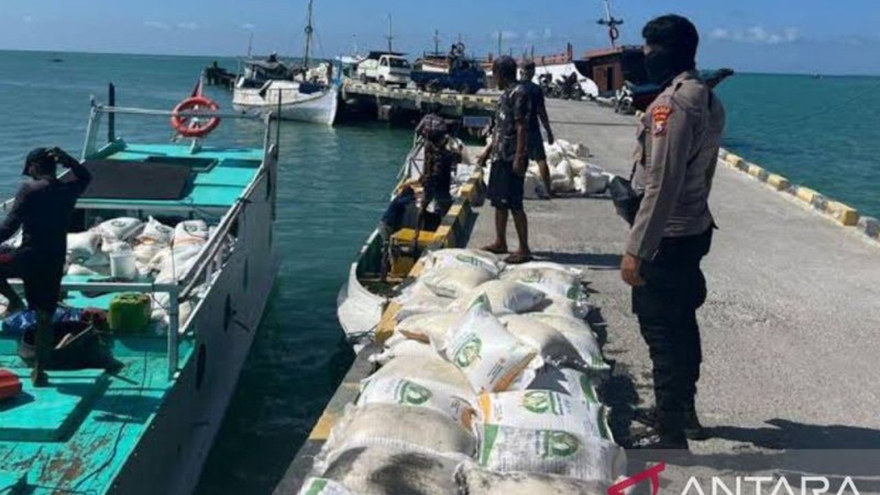Tim gabungan TNI-Polri berhasil mengevakuasi kapal pengangkut 27 ton beras bantuan yang kandas di perairan Sumenep. Bagaimana nasib bantuan vital ini selanjutnya?