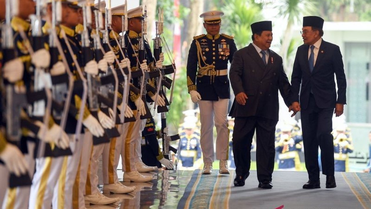 Presiden Prabowo Subianto dan PM Anwar Ibrahim sepakat tingkatkan kerja sama sektor halal dan bidang strategis lainnya, membuka peluang besar bagi kedua negara.