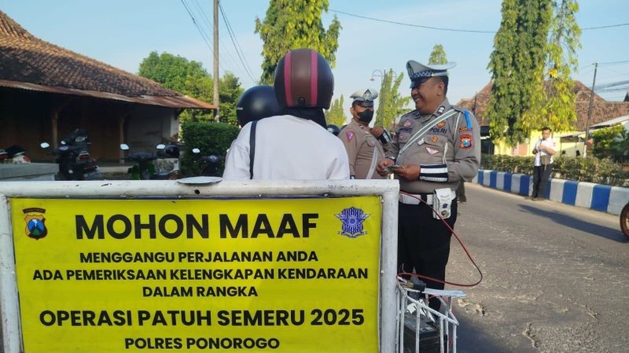 Polres Ponorogo mencatat 8.924 pelanggaran selama Operasi Patuh Semeru 2025. Jumlah ini meningkat dari tahun sebelumnya, dengan pelajar mendominasi jenis pelanggaran.