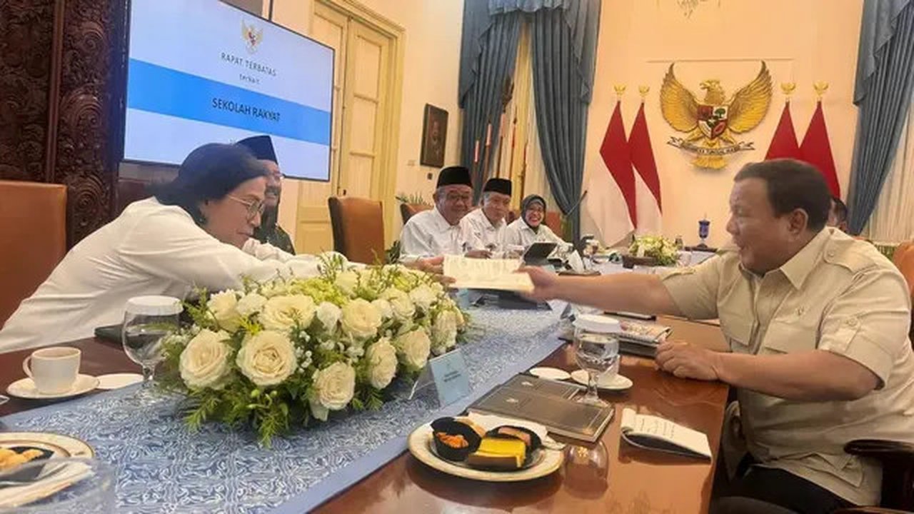 Presiden Pabowo Subianto memeriksa buku catatan Menteri Keuangan Sri Mulyani Indrawati. (Instagram @smindrawati)