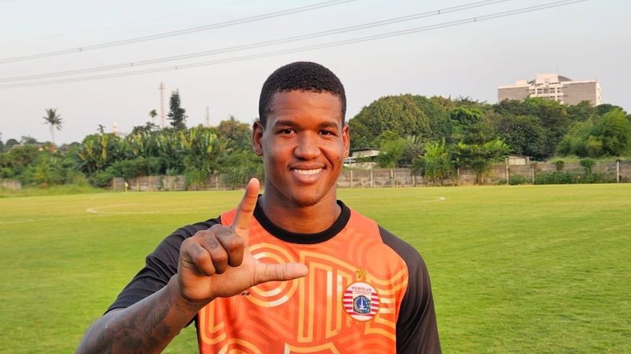 Bek anyar Persija Jakarta, Alan Cardoso, mengungkapkan adaptasinya yang cepat dan keyakinannya akan prestasi tim. Apa rahasia di balik kenyamanan sang bek Brasil di Macan Kemayoran?