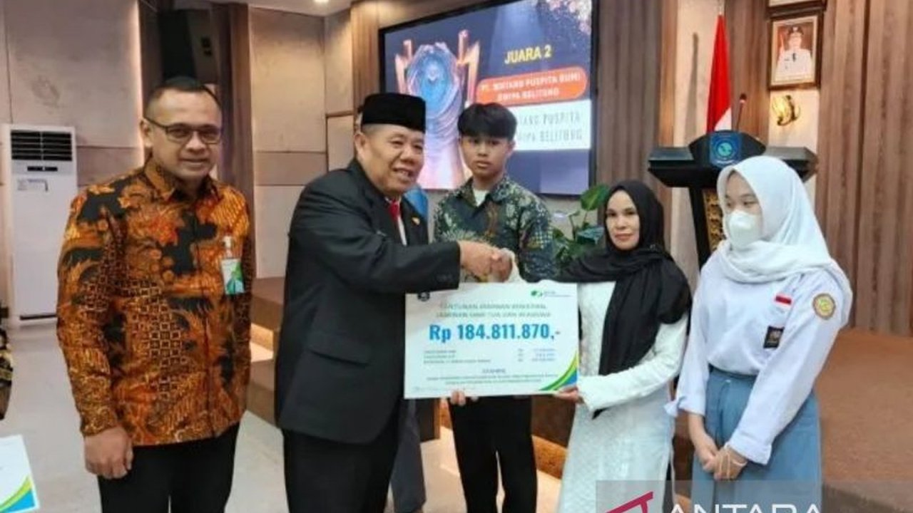 BPJS Ketenagakerjaan Cabang Pangkalpinang menyerahkan santunan total Rp384 juta kepada ahli waris, termasuk beasiswa. Simak bagaimana negara menjamin masa depan keluarga pekerja!