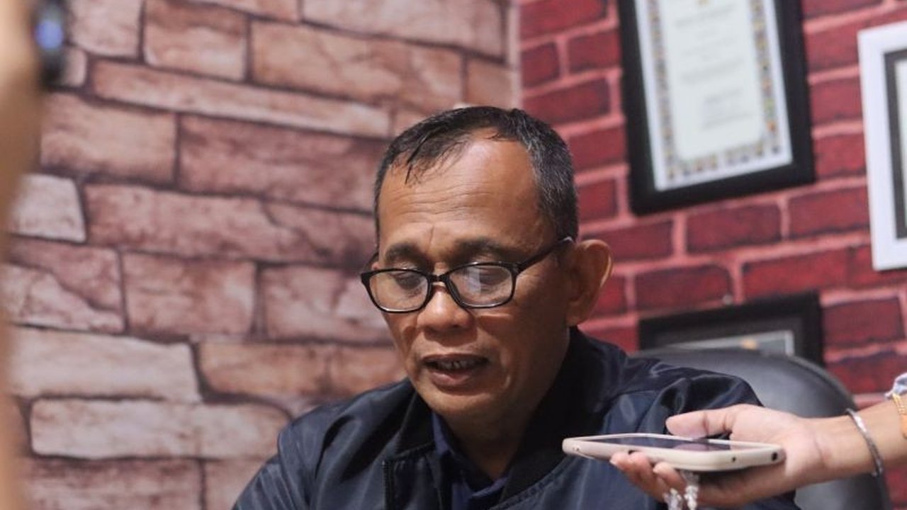 Polres Blitar Kota berhasil mengungkap kasus peredaran uang palsu di pasar tradisional. Pelaku, JH (64), mencetak uang palsu Blitar menggunakan komputer karena terdesak ekonomi.