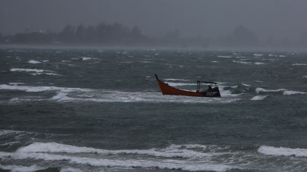 BMKG peringatkan potensi gelombang tinggi hingga 4 meter di sejumlah perairan Indonesia sampai 3 Agustus 2025. Kenali area rawan dan langkah mitigasinya!