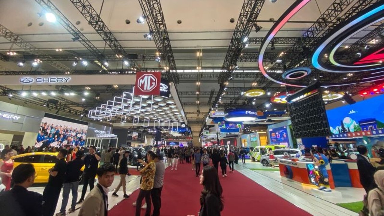 Meskipun menghadapi penurunan penjualan, Industri Otomotif Indonesia tetap memimpin pasar di kawasan ASEAN. Simak analisis Gaikindo mengenai tantangan dan peluangnya.