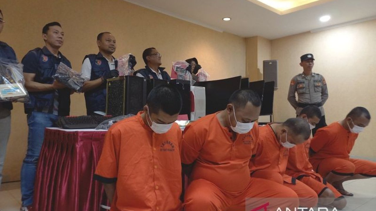 Polda DIY berhasil membongkar praktik judi online terorganisir di Bantul, menangkap lima pelaku yang memanfaatkan bonus akun baru untuk meraup keuntungan besar.