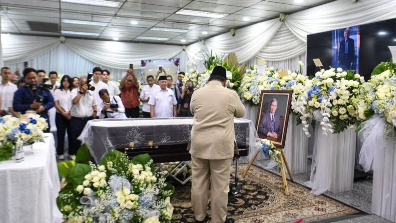 Mengenang Kwik Kian Gie, ekonom dan politikus yang dikenal sebagai penjaga nurani publik atas sikap tegasnya menolak skema merugikan negara dalam skandal BLBI.