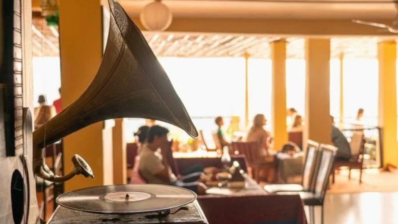 Banyak kafe dan restoran belum tahu kewajiban membayar royalti musik. Simak bagaimana aturan Royalti Musik Kafe berlaku di Indonesia dan dampaknya bagi pelaku usaha.