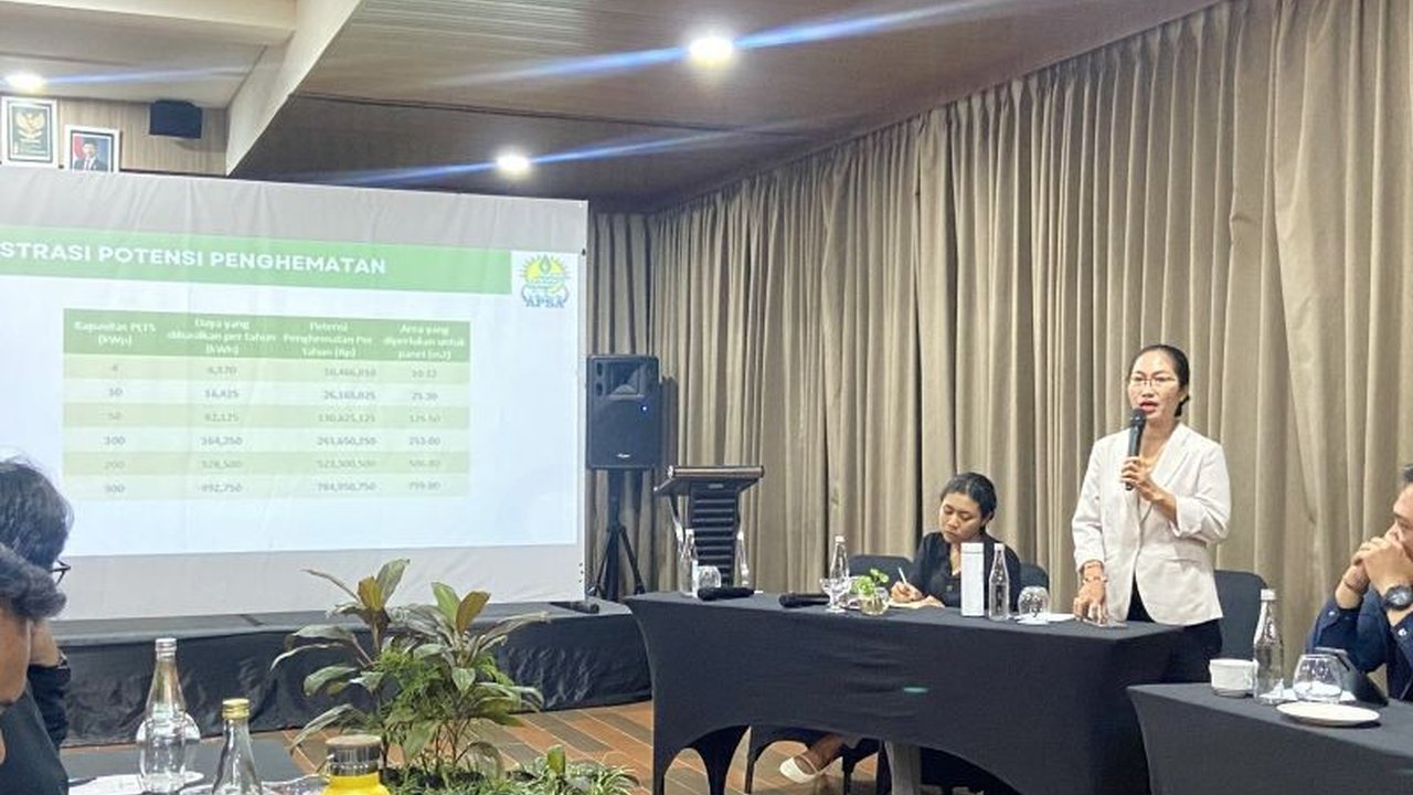 Asosiasi Panel Surya Abadi (APSA) Bali menyoroti hambatan regulasi dalam mencapai target 500 MW PLTS Bali, meski potensi energi bersih sangat besar.
