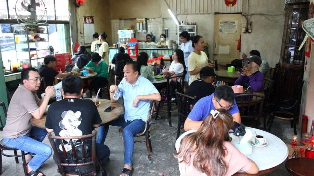 Kementerian Pariwisata dan Ekonomi Kreatif (Kemenparekraf) memastikan proses perizinan lagu komersial untuk tempat usaha seperti kafe dan restoran kini lebih mudah. Simak selengkapnya!