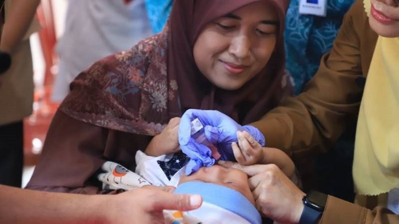 Dinas Kesehatan Kota Tangerang akan menggelar Gebyar Sepekan Mengejar Imunisasi (Penari) pada 4-9 Agustus 2025, menargetkan 3.892 bayi yang belum mendapatkan imunisasi bayi dasar lengkap. Langkah ini diambil untuk memastikan generasi sehat dan kuat.