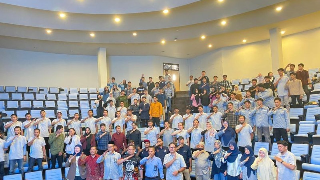 PLN fasilitasi 158 pelajar di Makassar dalam program konversi motor listrik, menandai langkah maju dalam pengembangan ekosistem kendaraan ramah lingkungan di Indonesia.