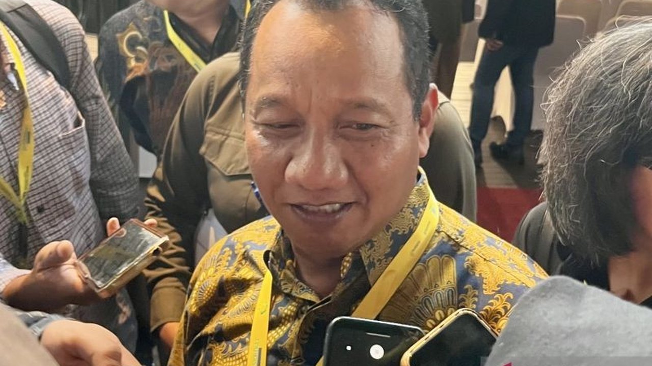 Meskipun menuju EBT, peran batu bara dalam transisi energi Indonesia masih krusial. Simak strategi pemerintah untuk pemerataan energi dan teknologi ramah lingkungan.