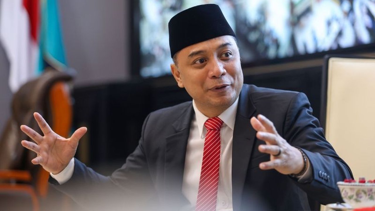 Inovasi popok Surabaya berhasil membawa kota ini menjadi finalis Bloomberg Philanthropies Mayors Challenge 2025. Simak bagaimana Surabaya mengatasi limbah dan membuka lapangan kerja!