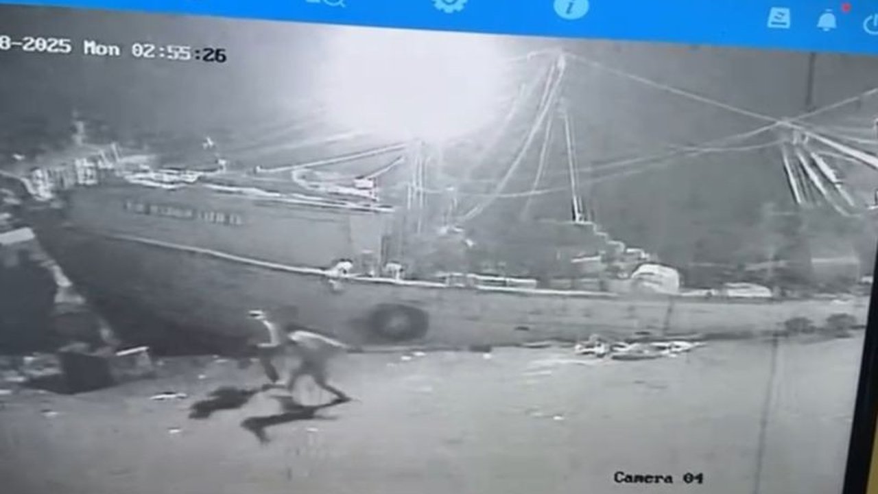 Seorang ABK melakukan penusukan terhadap rekan kerjanya di Muara Baru usai minum miras. Insiden penusukan ABK ini berujung pada penangkapan pelaku oleh polisi. Apa motif sebenarnya?