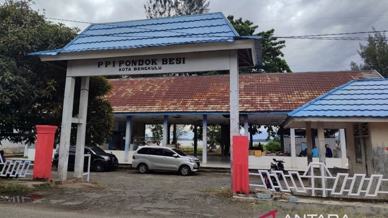 Pemerintah Kota Bengkulu serius menata kawasan pesisir dengan mencanangkan TPI Pondok Besi sebagai pusat pengolahan ikan laut, didukung anggaran miliaran rupiah untuk revitalisasi pantai.