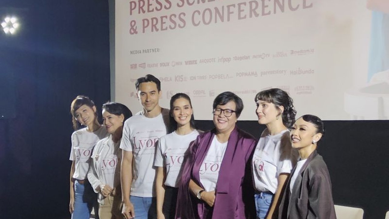 Aktor Darius Sinathrya kembali mengejutkan publik dengan lantunan adzan di film terbarunya, 'Lyora: Penantian Buah Hati'. Simak detail peran dan kejutan lainnya.