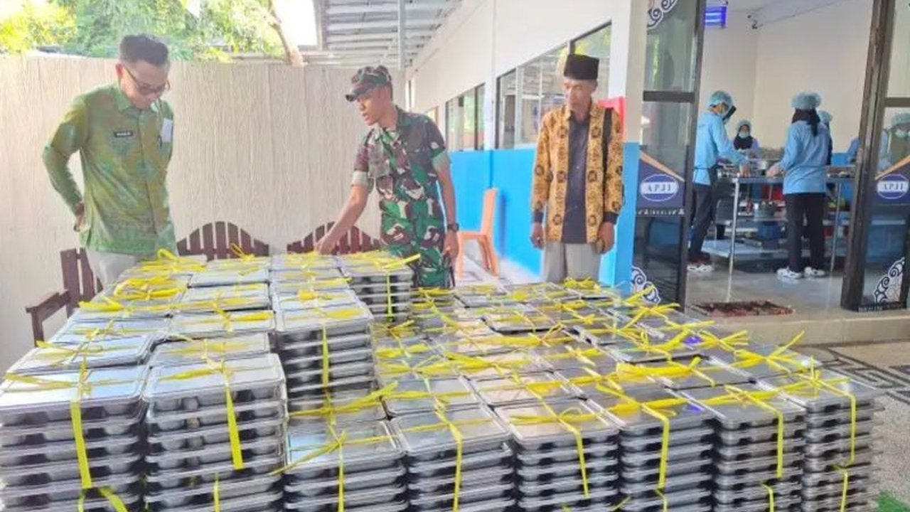 Sebanyak 16 dapur Program Makan Bergizi Gratis (MBG) telah beroperasi di Lombok Timur, NTB, siap menjadi garda terdepan atasi stunting. Simak detail operasionalnya!